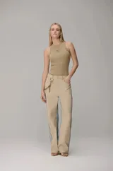 Pantalón de diseño híbrido con frente de nylon en color beige y espalda de denim, con silueta de corte relajado y caída recta. Presenta detalles de costuras visibles y una estética utilitaria contemporánea.