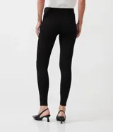 Pantalón tipo legging de corte ajustado, con detalle de elásticos laterales en la cintura.