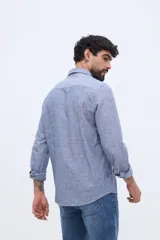 Camisa de manga larga de lino y algodón color celeste, con fit semi slim y cuello clásico.