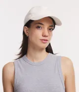 Gorra de béisbol color crudo, de algodón, con visera curva y cierre ajustable en la parte trasera.