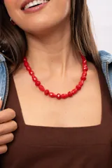 Collar corto de cuentas de cristal facetado en color rojo, con cierre y cadena de extensión de acero quirúrgico.