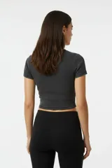 Remera de manga corta, corte al cuerpo, color marrón claro acanalado, con estampado frontal de cerezas con pedrería y estrellas marrones.