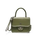 Bandolera de mano con textura granulada, color verde oliva. Cuenta con una solapa frontal con cierre metálico giratorio, asa superior rígida y correa larga ajustable y extraíble. Incluye el logo metálico de la marca en la parte frontal.