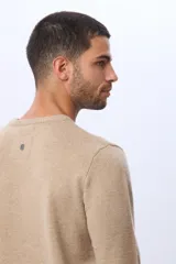 Buzo de lana azul con cuello redondo, manga larga y diseño tejido de punto.