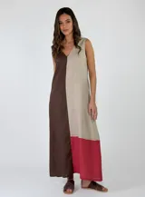 Vestido largo de lino sin mangas, con escote en V y diseño de bloques de color en tonos marrón, beige y rojo.