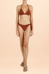 Bombacha de bikini color terracota con diseño asimétrico y detalle de lazo lateral para anudar.