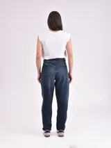 Jean de mujer color azul claro, de corte recto y tiro alto.