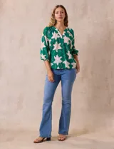 Blusa de gasa estampada marca Sioni, con cuello a la base y escote en V. Manga 3/4 con terminación fruncida.