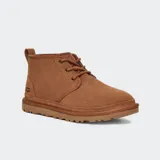 Botas Ugg Neumel color marrón, tipo chukka, de gamuza, con cordones y forro de lana reciclada UGGplush™. La suela es de espuma de caña de azúcar SugarSole™ y Treadlite by UGG™.