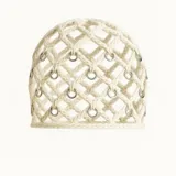 Gorro de punto calado color crema, con diseño de red y argollas metálicas plateadas.