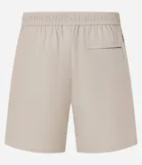 Bermuda deportiva masculina de corte holgado, color negro, con cintura elástica y cordón ajustable. Presenta un diseño minimalista con bolsillo trasero.