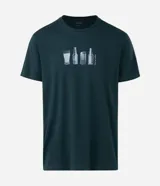 Remera de algodón color verde oscuro con cuello redondo y manga corta. Presenta una estampa frontal pequeña y centrada con ilustraciones de vasos y botellas de cerveza junto a la frase 'Out of office'.
