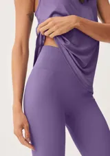 Calza deportiva de tiro alto con textura acanalada, confeccionada en tejido elástico de color verde oscuro.