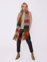 Chalina gruesa multicolor con diseño a cuadros en tonos beige, negro y blanco.