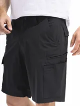 Bermuda de trekking color caqui, corte clásico, con múltiples bolsillos funcionales, incluyendo bolsillos cargo con cierre y botón. Presenta presillas para cinturón y cierre de botón y cremallera.