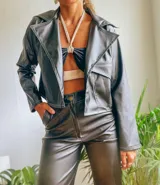 Chaqueta negra de cuero sintético con pespuntes blancos.