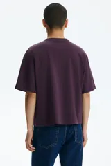 Remera boxy de algodón en punto liviano color bordó, de hombros caídos, cuello redondo ribeteado acanalado y corte oversized.