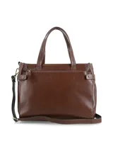 Cartera tipo shopper de cuero liso color marrón, con doble asa superior, correa ajustable y extraíble, herrajes metálicos dorados y logo de la marca en la parte frontal. Cuenta con cierre superior y múltiples compartimentos.