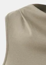 Vestido midi sin mangas color verde militar, con cuello alto envolvente y silueta evasé con costura diagonal en la falda.