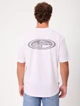 Remera blanca de manga corta y corte holgado de la marca Rusty, con estampado gráfico en la espalda con el logo de la marca en tonos grises.