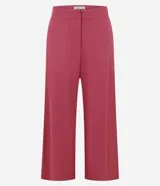 Pantalón de mujer estilo pantacourt (largo a media pierna) color fucsia/rosado, confeccionado en viscolino (mezcla de viscosa y lino). Presenta cierre tradicional y bolsillos.
