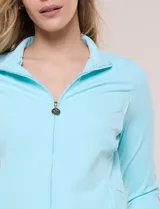 Campera liviana blanca de silueta entallada con protección solar UPF 50, cuello alto y cierre frontal completo. Cuenta con mangas largas y bolsillos laterales.