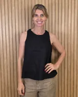 Musculosa de lino color negro, con escote halter y silueta suelta.