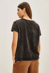 Remera de algodón con lavado stonewash y estampa central de inspiración esotérica con detalles en foil.