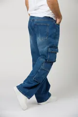Jean baggy cargo azul de corte amplio, con múltiples bolsillos laterales tipo cargo en las piernas y diseño relajado.