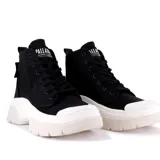 Botas Palladium Pallawave de lona color negro con suela de goma blanca.