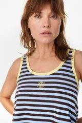 Musculosa a rayas horizontales celestes y marrones, con ribetes amarillos en el cuello y las sisas, y detalle de bordado en el centro del pecho.