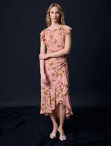 Vestido maxi estampado floral, marca Julia Jordan. Lateral fruncido y lazo de ajuste. Ruedo asimétrico con volados. Lateral con abertura y cierre invisible. Forro interno a tono.