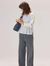 Pantalon de corte recto con costuras verticales decorativas en el frente, confeccionado en denim gris oscuro con efecto lavado.