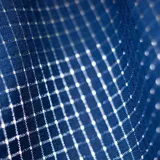 Short de baño azul marino con cintura elástica negra, cordón ajustable y logo rojo en la pierna derecha.