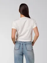Remera corta blanca Caterpillar con estampado gráfico negro en el pecho y mangas cortas.