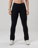 Calza larga negra de tiro alto, corte recto y ajuste al cuerpo. Confeccionada en algodón y lycra opaca, presenta una faja doble tela sin elástico superior para mayor sujeción y comodidad.