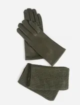 Guantes de mujer en color verde militar, con diseño combinado que presenta dedos en tejido liso y puño largo en tejido de punto acanalado.