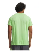 Remera deportiva Under Armour Velociti Reflct SS, de manga corta y cuello redondo, en color verde lima. Confeccionada con tejido de punto jersey ligero y suave, incluye paneles de malla texturizada para mayor ventilación, material que absorbe el sudor, bajo con aberturas laterales y logotipo reflectante.