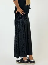 Pollera midi de terciopelo azul con corte evasé en gajos.