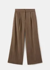 Pantalón de corte recto y tiro regular, color marrón, con bolsillos laterales y traseros con ribete. Cierre frontal con cremallera, botón y ganchos ocultos.