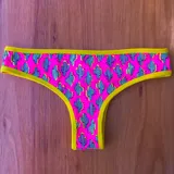 Conjunto de bikini amarillo con corpiño de triángulo con tirantes finos y bombacha vedetina.