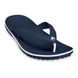 Ojotas tipo flip-flop de color verde oliva con una franja blanca decorativa alrededor de la entresuela. La suela es texturizada y la tira es de TPU.
