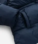 Campera puffer acolchada color azul marino, con capucha, cierre frontal con broches a presión, bolsillos laterales y cordón regulador en la cintura para ajuste entallado.