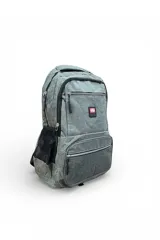 Mochila Ecko modelo EK154 de color gris, con múltiples compartimentos con cierre, bolsillos laterales de red y parche frontal con el logo de la marca.