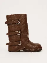 Bota de caña media color marrón de efecto cuero, estilo biker, con tres tiras regulables con hebillas metálicas en el lateral y suela robusta con costuras pespunteadas.