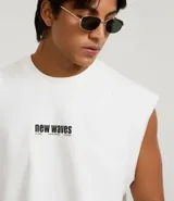 Musculosa blanca de corte boxy con cuello redondo y sin mangas, con estampa central en negro que dice "new waves".