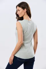 Musculosa de algodón color beige, de corte clásico con cuello redondo y diseño liso.