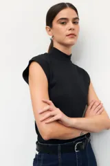 Musculosa blanca de algodón con cuello alto y sisas amplias.