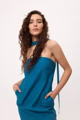 Minivestido fucsia con cuello halter y bufanda a tono.