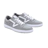 Championes Vans modelo Lowland de diseño urbano, color gris con detalles en blanco. Presentan una combinación de materiales textiles y sintéticos, con el icónico logo lateral de la marca y suela de goma blanca.